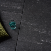 Sierbestrating-limburg-tuinvariant-Facetta Allure 60x60x5 cm marmo oscuro