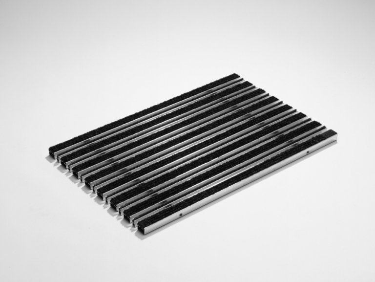 Sierbestrating-limburg-tuinvariant-Schoonlopermat tapijt+borstel 75x50cm