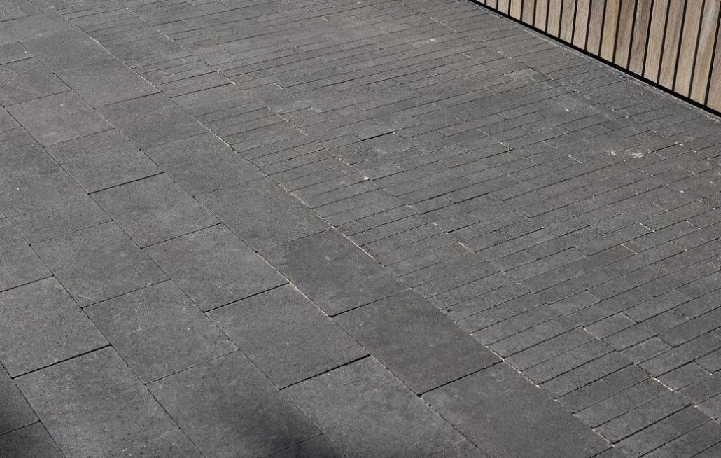 Sierbestrating-limburg-tuinvariant-Carreau 30x20x6 Carbon Intense