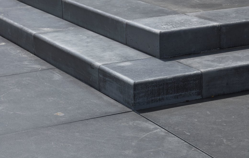 Sierbestrating-limburg-tuinvariant-Megasmooth Trap Hoekstuk 40x15x40 Blue Velvet