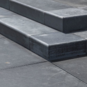 Sierbestrating-limburg-tuinvariant-Megasmooth Trap Hoekstuk 40x15x40 Blue Velvet