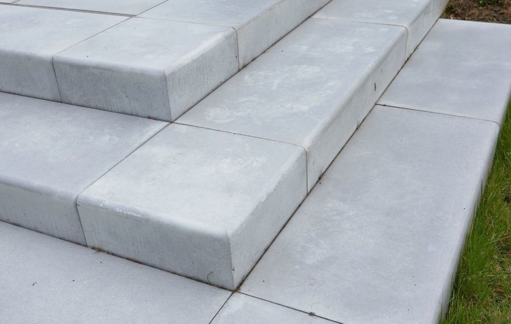 Sierbestrating-limburg-tuinvariant-Megasmooth Trap Hoekstuk 40x15x40 Grey Velvet