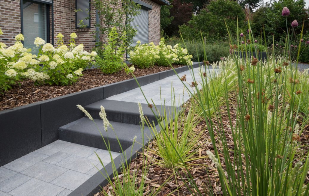 Sierbestrating-limburg-tuinvariant-Carreau Mega-Palissadeband 100x100x8 Cm Carbon Intense