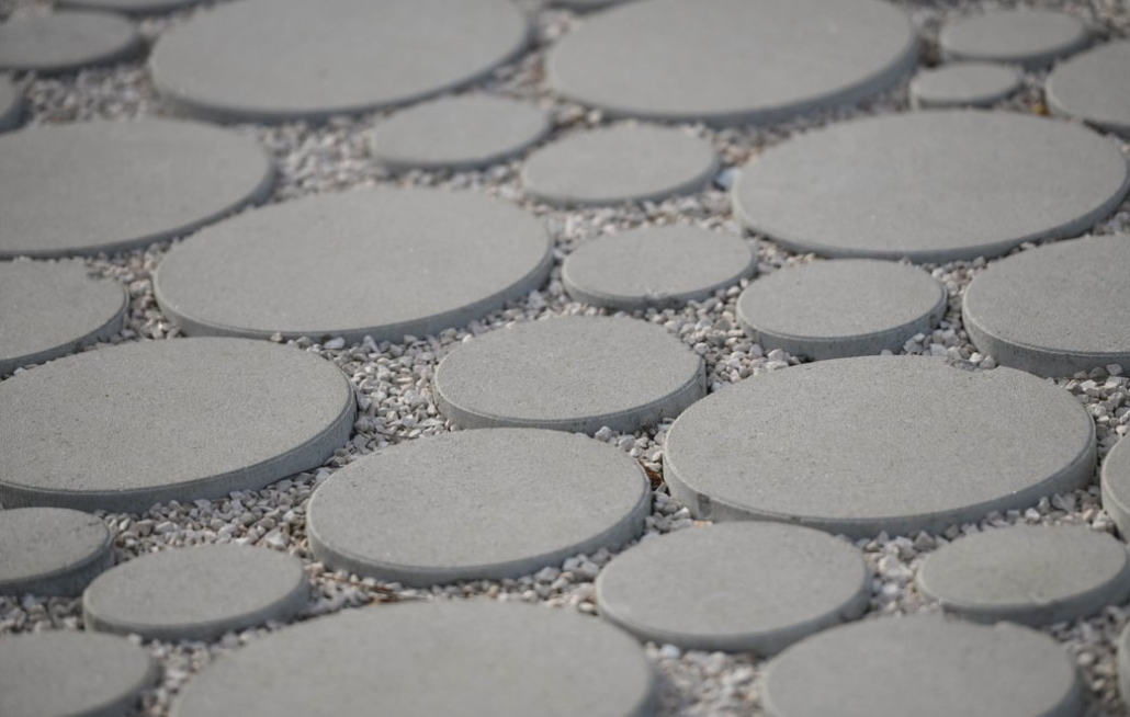 Sierbestrating-limburg-tuinvariant-Aviena Circle Waterpasserende Tegel 120x117x12 Grijs