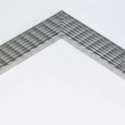 Sierbestrating-limburg-tuinvariant-Glassline RVS hoekstuk + maasrooster