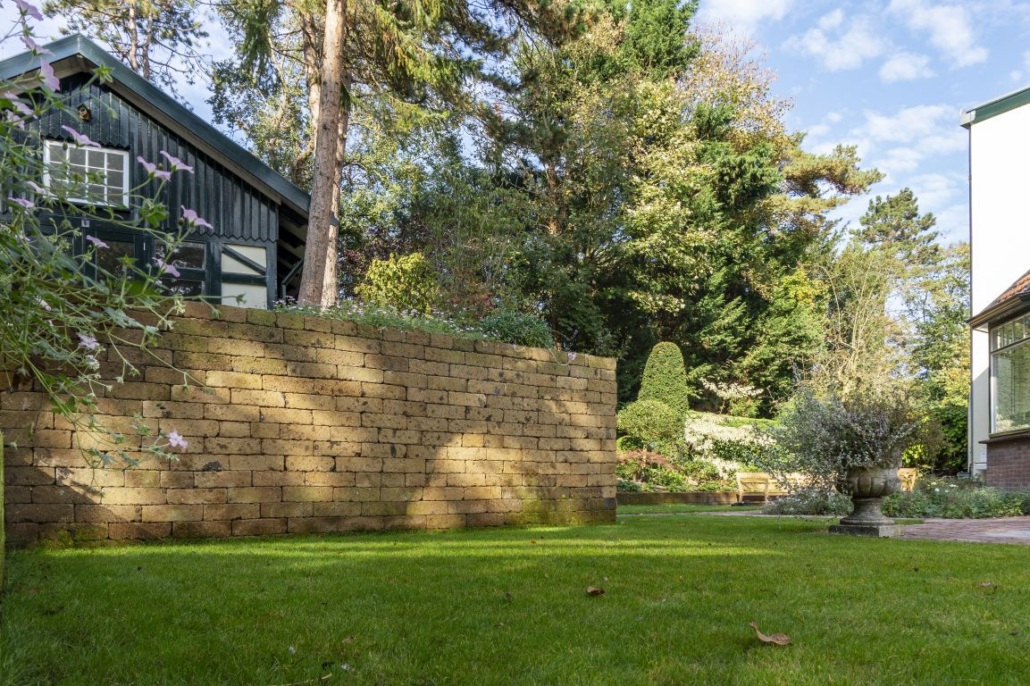 Sierbestrating-limburg-tuinvariant-Stapelblokken Tufsteen 37x11x11 cm Euro