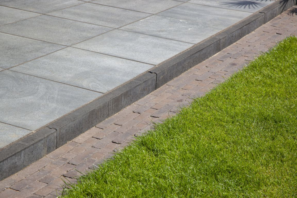 Sierbestrating-limburg-tuinvariant-Opsluitband Zwart 6x30x100 cm