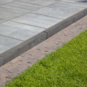 Sierbestrating-limburg-tuinvariant-Opsluitband Zwart 6x30x100 cm