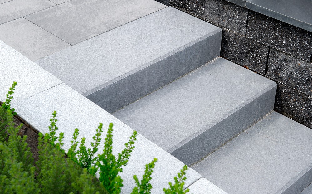 Sierbestrating-limburg-tuinvariant-Facetto Traptrede Basic Grijs 100x35x15cm